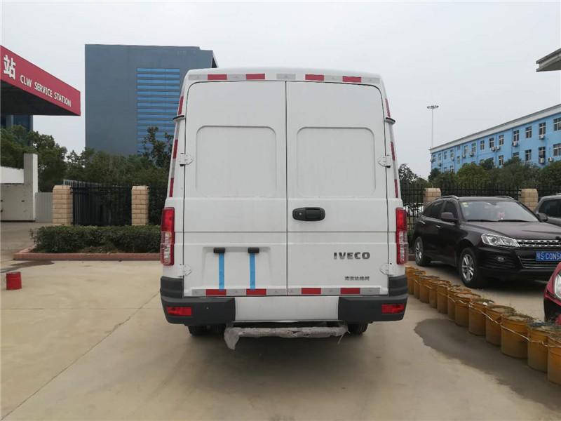 感谢浙江温州客户来厂自提依维柯v40型长轴3310轴距面包式冷藏车